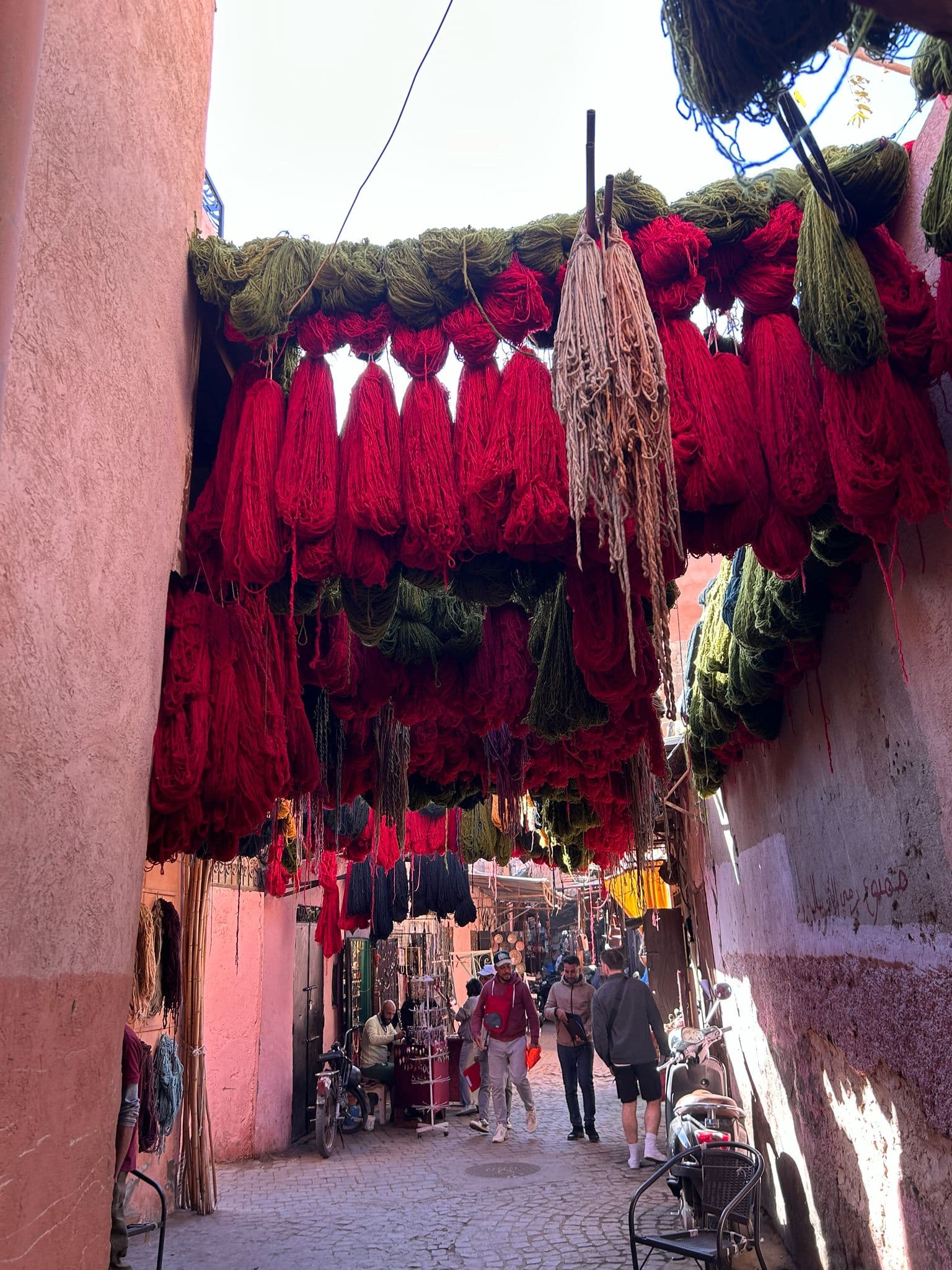 Laines teintées dans la médina - savoir-faire artisanal